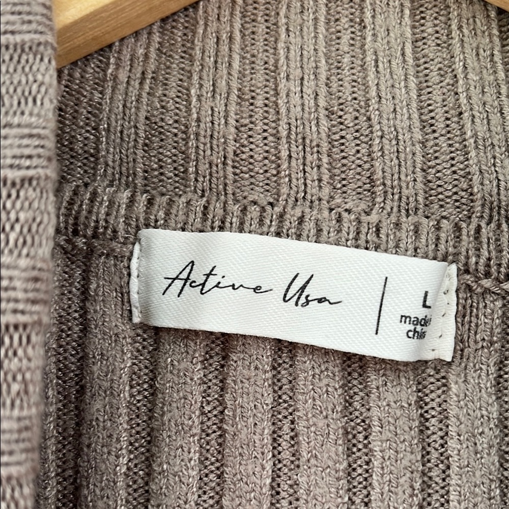 Chic Ribbed Turtleneck Crop Sweater - Picture 2 of 3